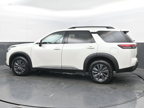 Used 2024 Nissan Pathfinder SV image 7