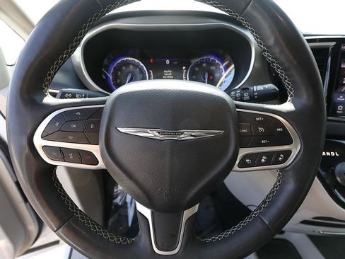 Used 2022 Chrysler Pacifica Touring-L FWD image 15