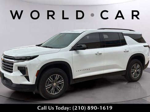 Used 2025 Chevrolet Traverse LT FWD image 11