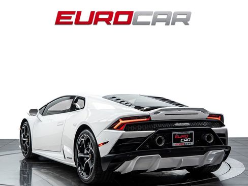 Used 2021 Lamborghini Huracan EVO RWD image 3