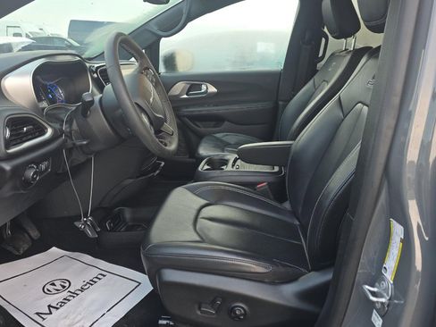 Used 2023 Chrysler Pacifica Touring-L w/ S Appearance Package image 7