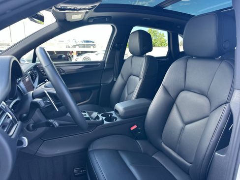 Certified 2025 Porsche Macan image 5