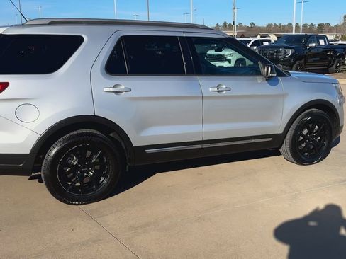 Used 2018 Ford Explorer XLT w/ Equipment Group 202A image 9