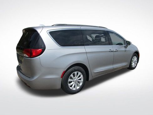 Used 2017 Chrysler Pacifica Touring-L image 7