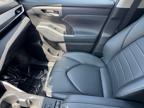 Used 2022 Toyota Highlander XLE AWD/4WD image 30