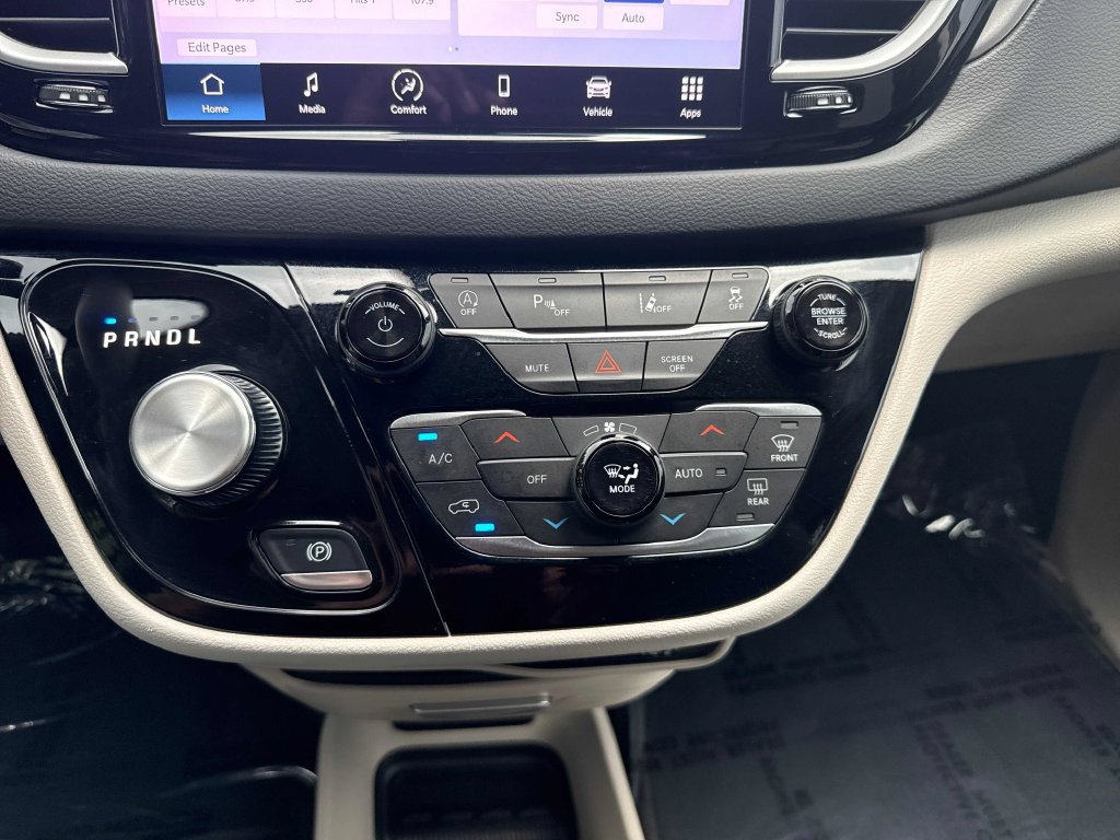 Used 2023 Chrysler Pacifica Touring-L FWD image 24