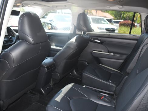 Certified 2025 Toyota Highlander XLE image 16