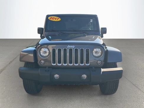 Used 2017 Jeep Wrangler Unlimited Sahara w/ Connectivity Group AWD/4WD image 9