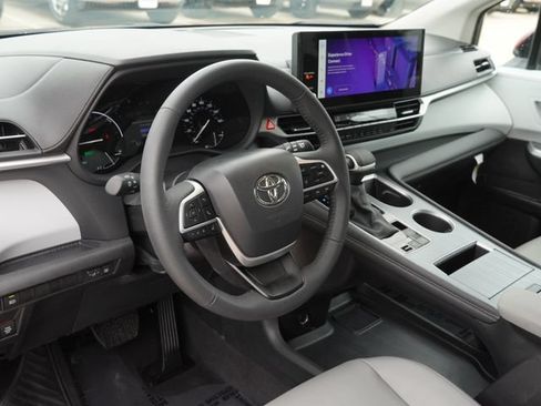 Used 2025 Toyota Sienna XLE FWD image 20