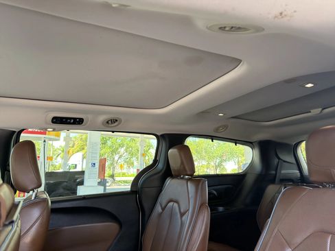 Used 2017 Chrysler Pacifica Limited w/ Advanced Safetytec Group FWD image 28
