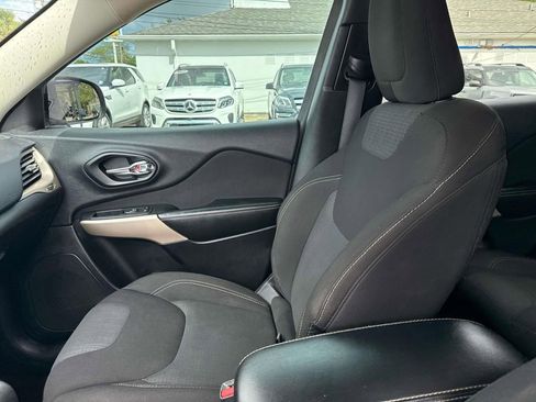 Used 2017 Jeep Cherokee Latitude FWD image 17