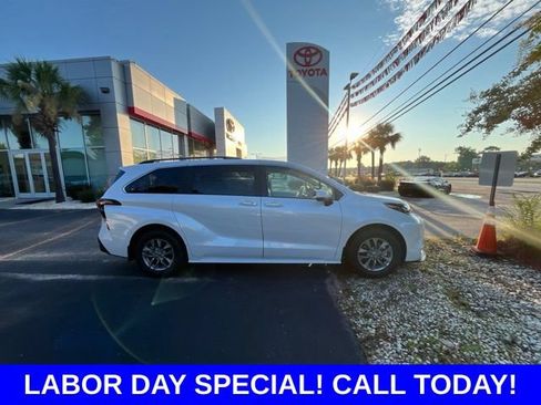Used 2025 Toyota Sienna XLE FWD image 2