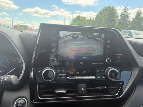Used 2021 Toyota Highlander XSE FWD image 17