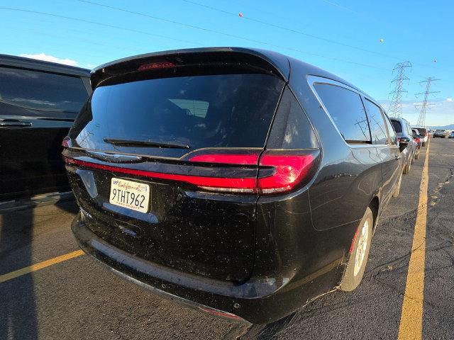 Used 2025 Chrysler Pacifica Select FWD image 3