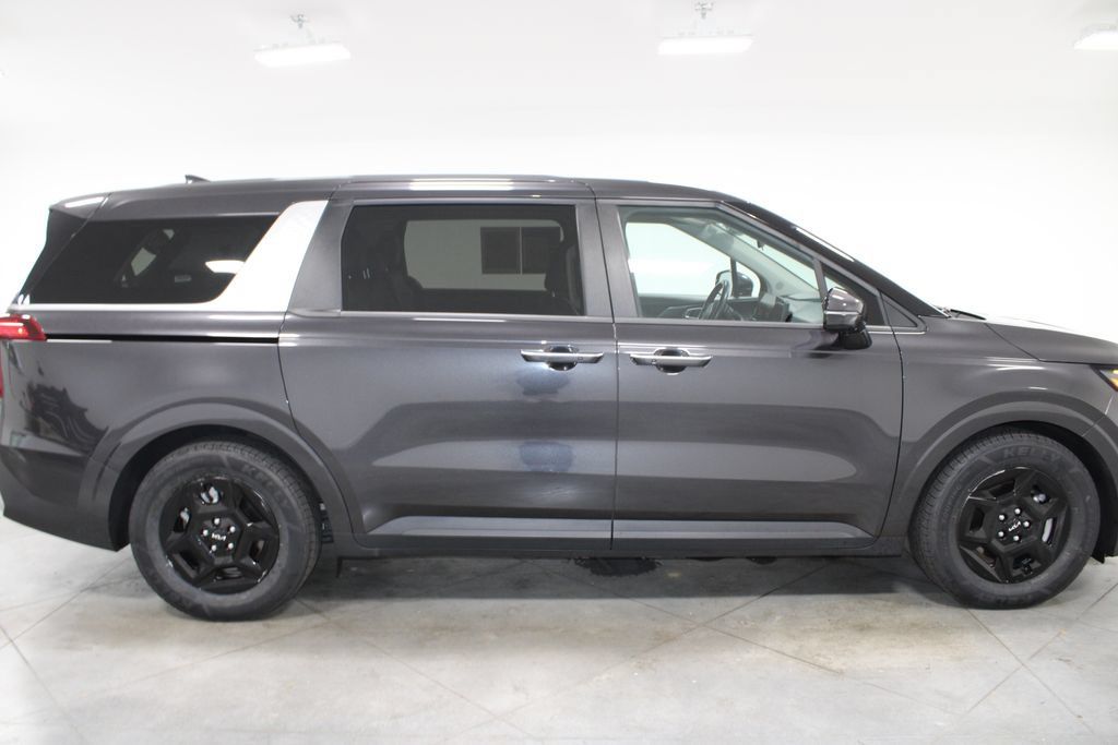 Used 2025 Kia Carnival FWD image 11