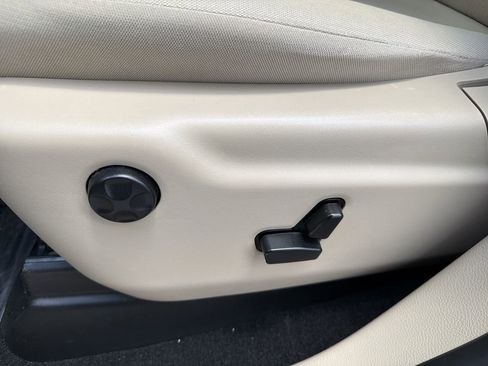 Used 2019 Jeep Grand Cherokee Laredo RWD image 19