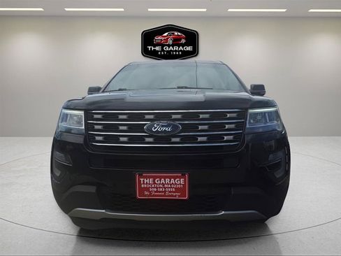 Used 2017 Ford Explorer XLT w/ Equipment Group 201A AWD/4WD image 2