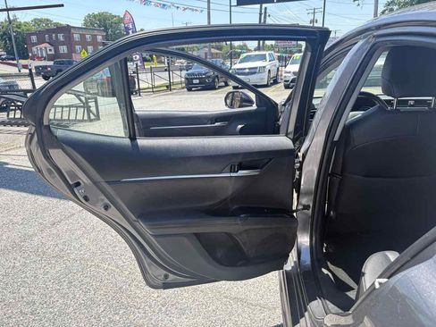 Used 2018 Toyota Camry SE FWD image 14