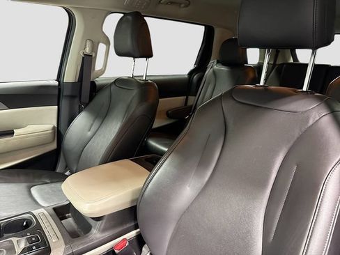 Used 2022 Kia Carnival LX FWD image 21
