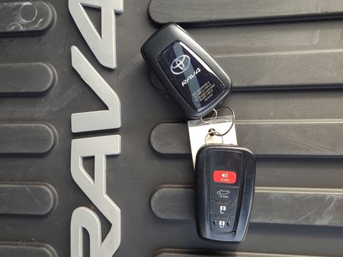 Used 2023 Toyota RAV4 Limited image 32