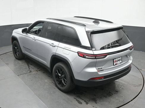 Used 2025 Jeep Grand Cherokee Altitude AWD/4WD image 39