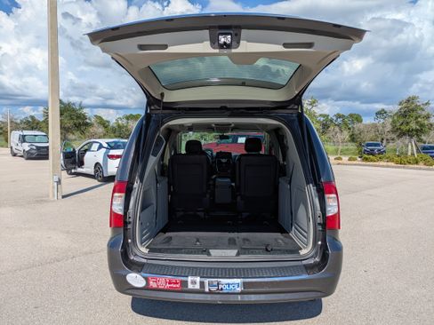 Used 2016 Chrysler Town & Country Touring FWD image 32