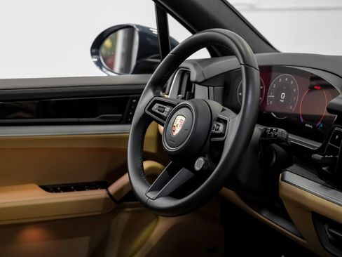 Used 2024 Porsche Cayenne AWD/4WD image 18