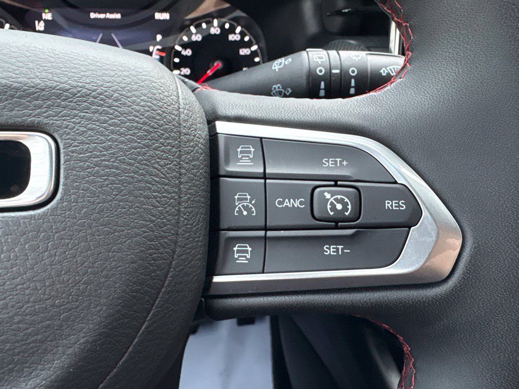 Used 2025 Jeep Compass Trailhawk w/ Trailhawk Convenience Group AWD/4WD image 26