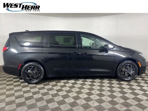 Used 2023 Chrysler Pacifica Touring-L w/ S Appearance Package image 21