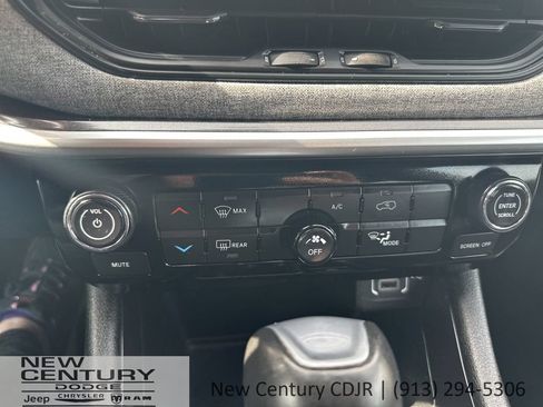 Used 2024 Jeep Compass Latitude AWD/4WD image 28