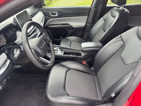 Used 2025 Jeep Compass Latitude AWD/4WD image 27