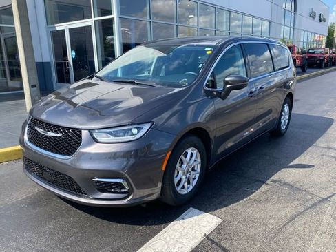 Used 2023 Chrysler Pacifica Touring-L image 4