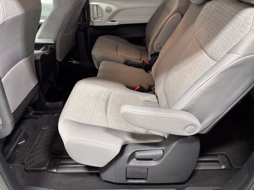 Used 2026 Toyota Sienna LE FWD image 47
