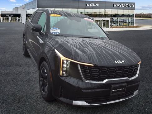 Used 2025 Kia Sorento S image 9