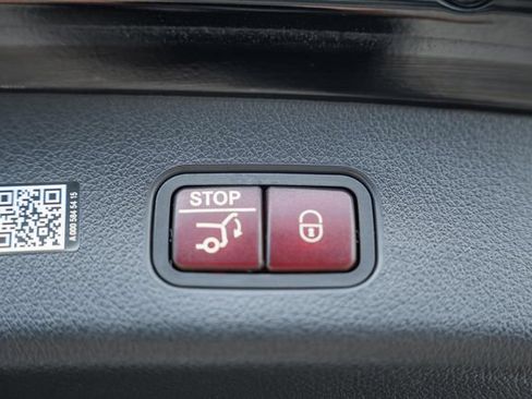 Used 2025 Mercedes-Benz GLC 300 4MATIC image 11