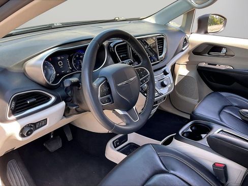 Certified 2023 Chrysler Pacifica Touring-L FWD image 19