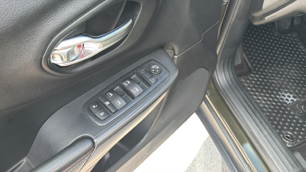 Used 2017 Jeep Cherokee 75th Anniversary FWD image 13