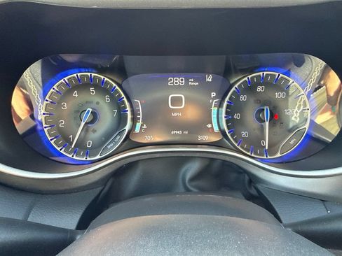 Used 2024 Chrysler Pacifica Touring-L FWD image 29
