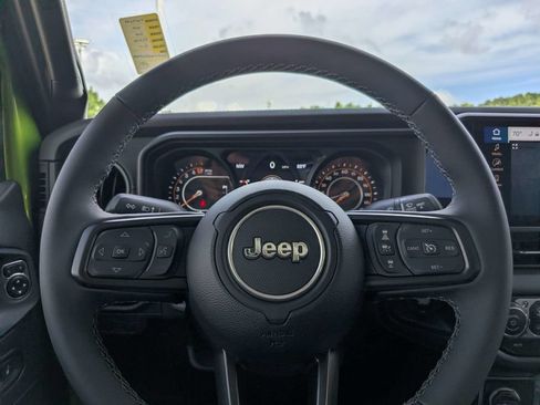 Used 2025 Jeep Gladiator Rubicon w/ Convenience Group AWD/4WD image 26