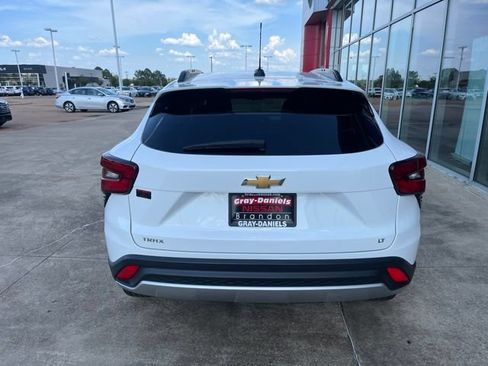 Used 2024 Chevrolet Trax LT w/ Driver Confidence Package FWD image 3