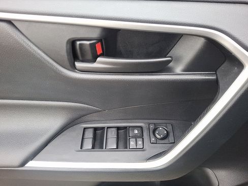 Used 2021 Toyota RAV4 LE image 13