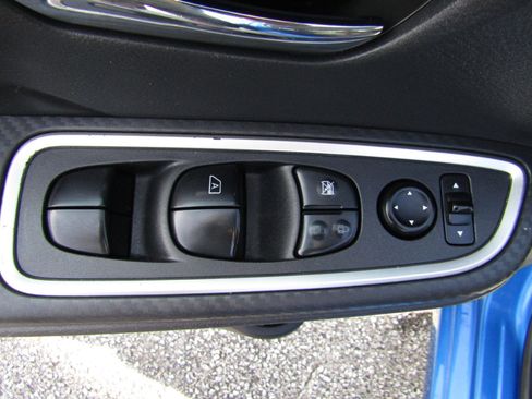 Used 2020 Nissan Versa SR w/ Convenience Package image 12