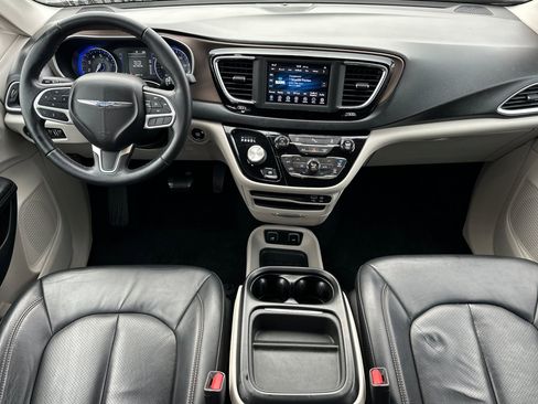 Used 2018 Chrysler Pacifica Touring-L image 13
