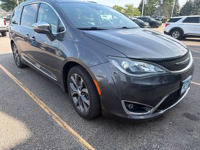 Used 2018 Chrysler Pacifica Limited w/ Tire & Wheel Group