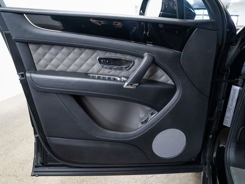 Used 2017 Bentley Bentayga image 19