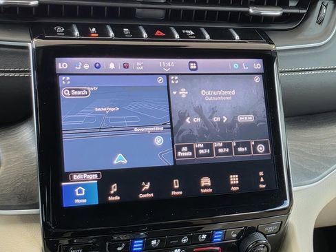 Used 2025 Jeep Grand Cherokee Limited w/ Luxury Tech Group II image 30