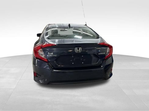 Used 2018 Honda Civic Touring image 4