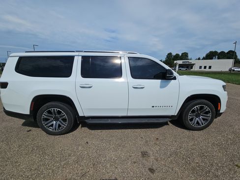 Used 2023 Jeep Wagoneer L Series II AWD/4WD image 3