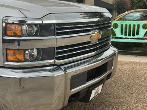 Used 2018 Chevrolet Silverado 2500 W/T RWD image 2