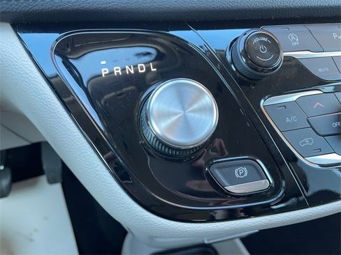 Used 2019 Chrysler Pacifica Limited image 33